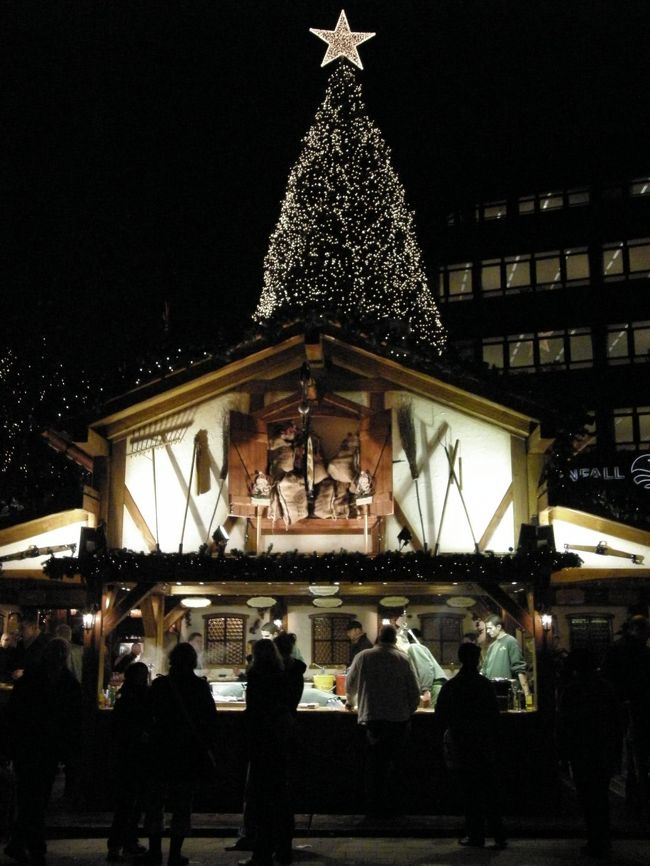 ソーセージのお店。<br />屋根飾りは2階(?)の倉庫風。