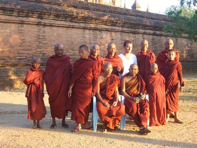 僧侶たちと記念写真を撮っている観光客。<br />お坊さんも何気にポーズをとってて微笑ましい。