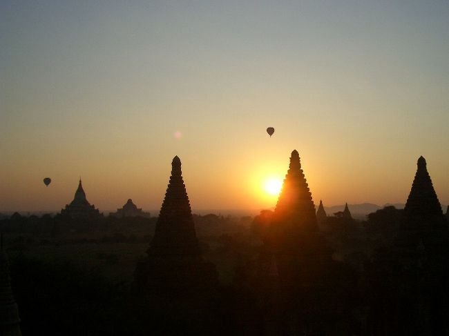 やはり元旦なだけに、熱気球も計3台飛んでました。<br />