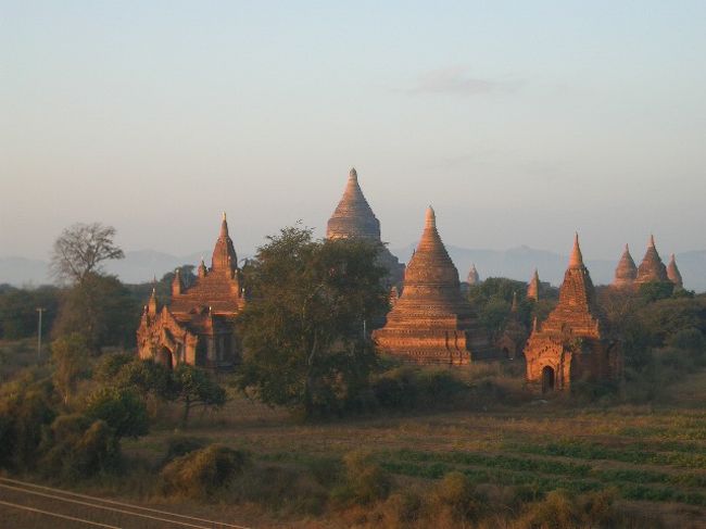 朝日を浴びて、オレンジ色になっている寺院群。