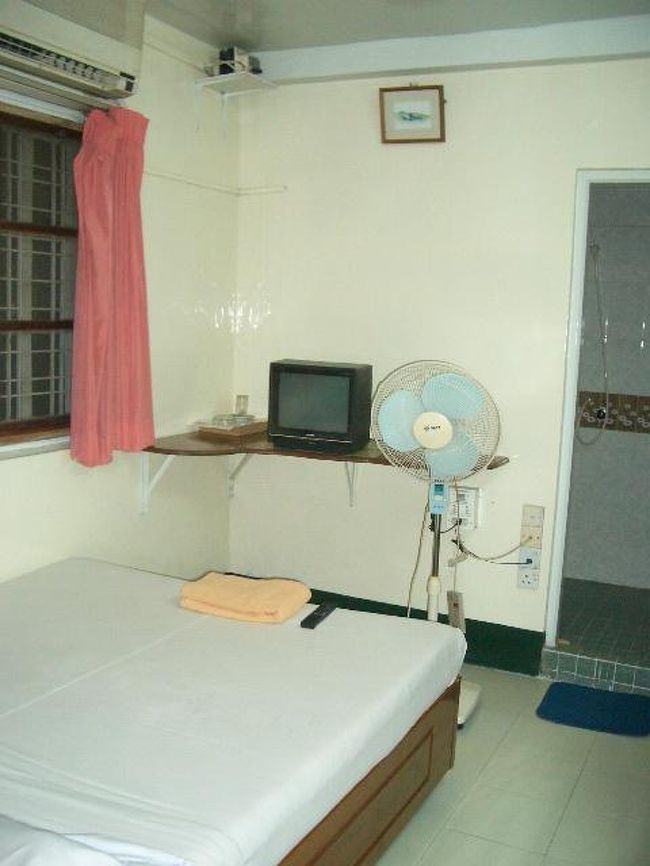 ヤンゴンの宿泊先：「Beauty Land Hotel ?」<br />トイレ・シャワー・エアコン付の部屋で一泊12ドル。<br />今回の宿の中では一番狭く、一番高かったけど、フロントの対応も親切で快適でした。