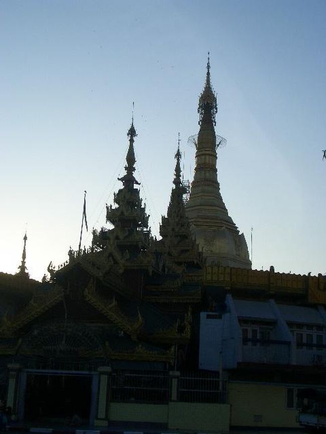 ヤンゴンの中心、「スーレー・パヤー」<br />インレー湖＆バガンで精力を使い果たし、ヤンゴンではほとんど観光しなかった．．．<br />散歩ついでに撮った一枚。