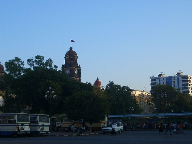 スーレー・パヤーのすぐ近くにある市庁舎。