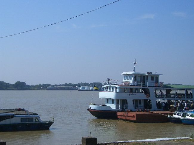 ヤンゴン川。<br />基本的に水のある風景が好きなので、どうしても川や湖に惹かれてしまう．．．