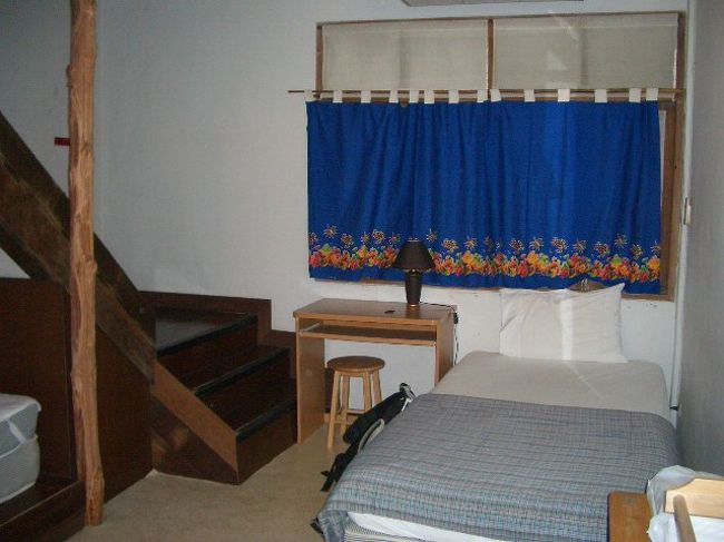 タイ・バンコクでの宿泊先：「Suk11 Hostel」<br />トイレ・シャワー付の部屋で一泊600バーツ。<br />