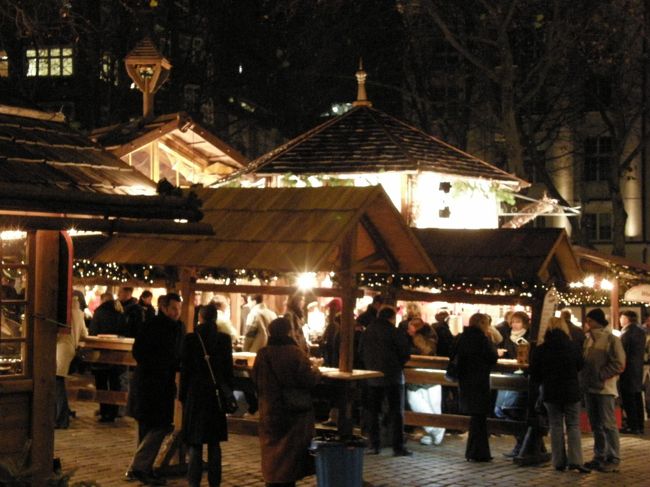 グリューワイン片手に語らいあう人々。