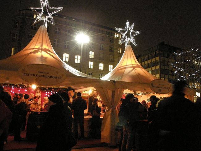 グリューワインのお店。<br />湖沿いで寒いので人々がテントに集まっていました。