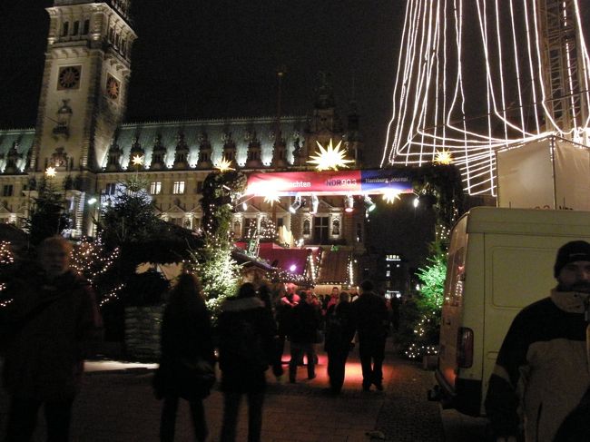 市庁舎前のマーケット。