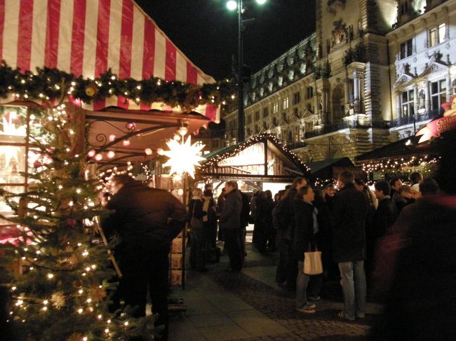 あちこちで談笑する人々が。