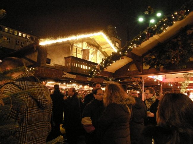 食べ物や温かい飲み物のお店のそばはすし詰め状態になっていました。