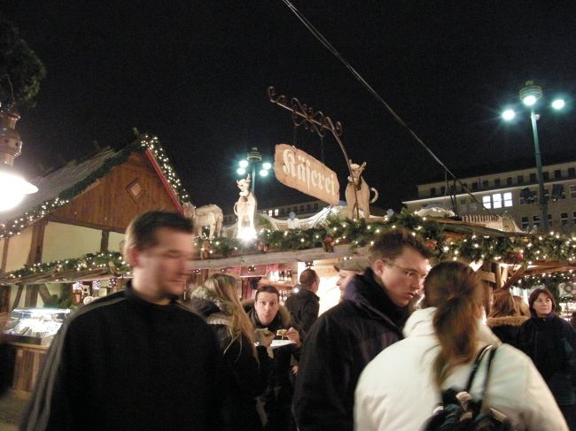 カメラ目線のおにいさん。<br />おいしい？