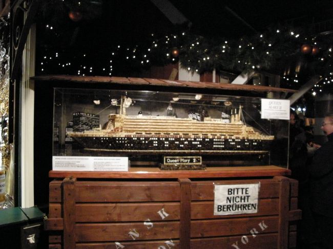 クィーンメリー2世号の模型。<br />･･･実はこれ、琥珀製なんですよー。<br />マーケットに飾ってありました。