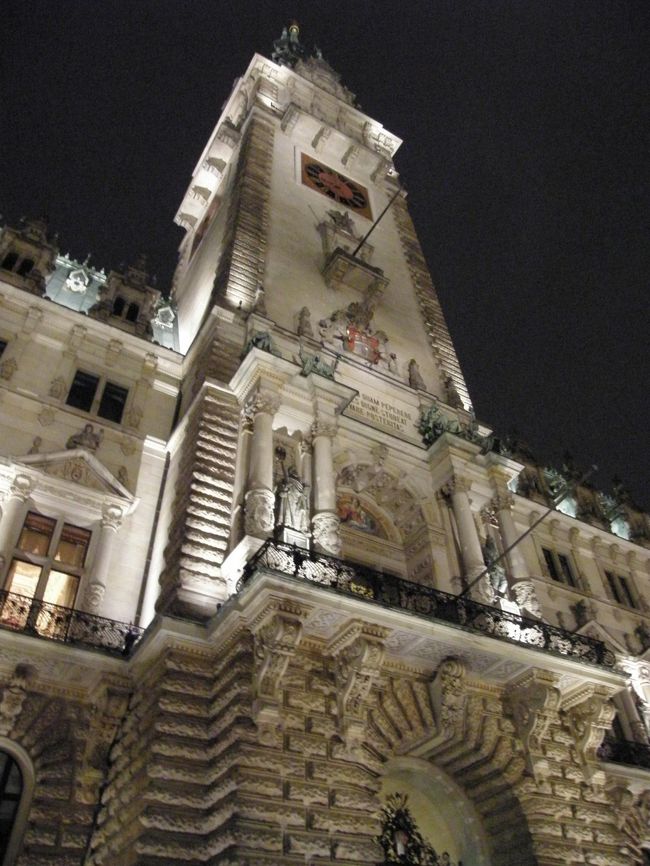 市庁舎を見上げて。