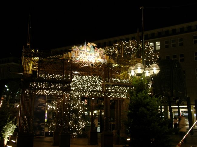 市庁舎前のマーケットの入り口。