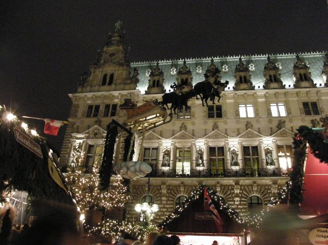 決まった時間になるとこのゴンドラでサンタさんと天使が空中を舞いますよー。