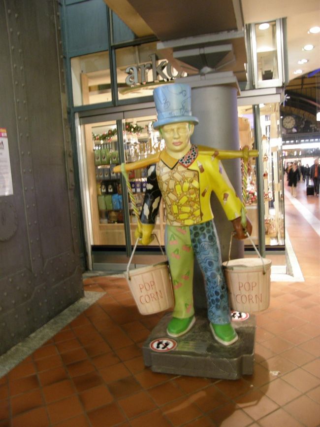 ハンブルク中央駅の構内にあったフンメル像。<br />街のあちこちにいろいろなペインティングを施されたフンメル君がいますよー。
