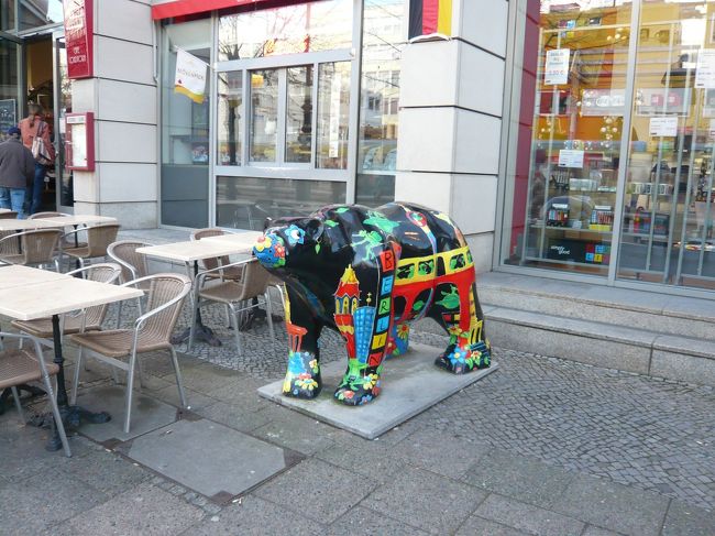 ウンターデンリンデンのカフェの前にあった熊の像。<br />