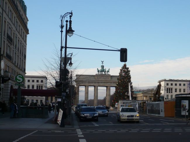 見えてきました、ブランデンブルク門。