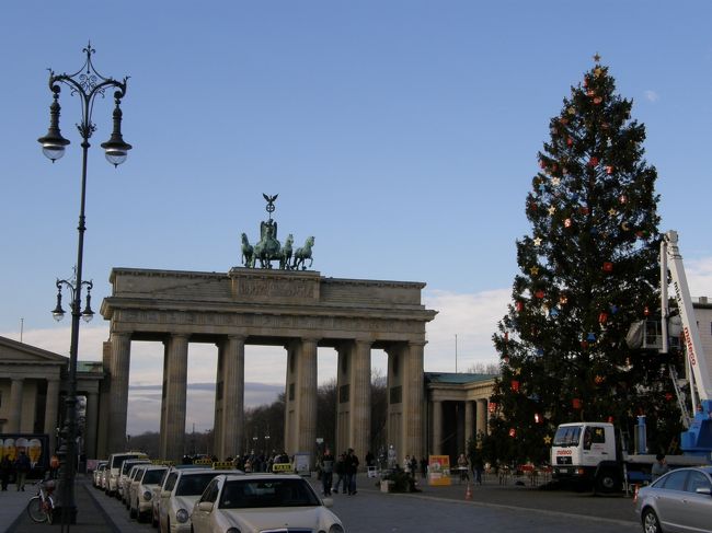 ブランデンブルク門とクリスマスツリー。<br />いまでは当たり前のように門を通ることができますが、20年前まではできなかったのかと思うと不思議な気分になります。