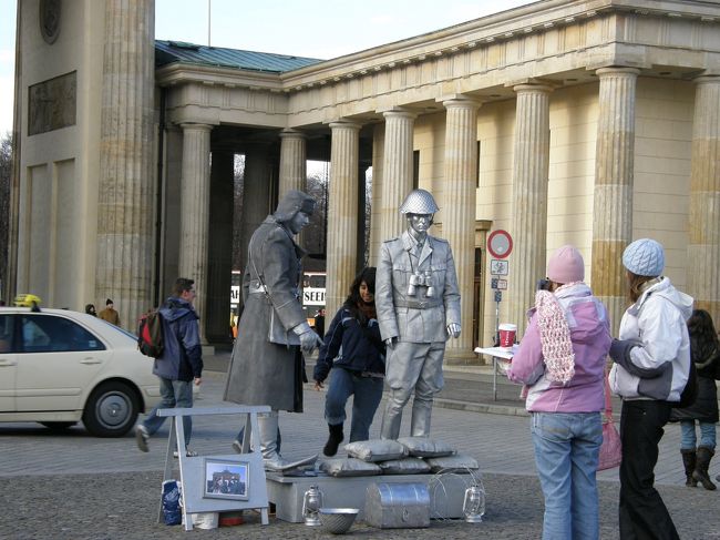 門の前にいたパフォーマー。