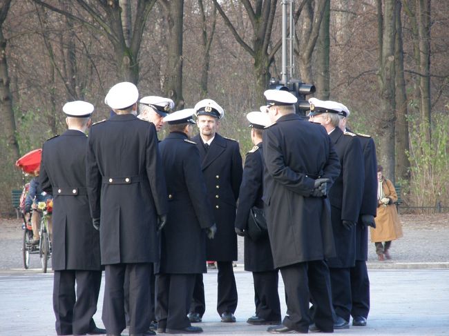 ブランデンブルク門の近くで集まっていた人々。<br />