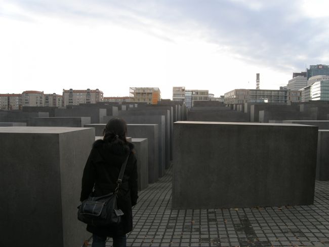 2711個のブロックからなるユダヤ人ホロコースト記念碑。<br />大小さまざまなブロックとよく見ると地面も波打っています。