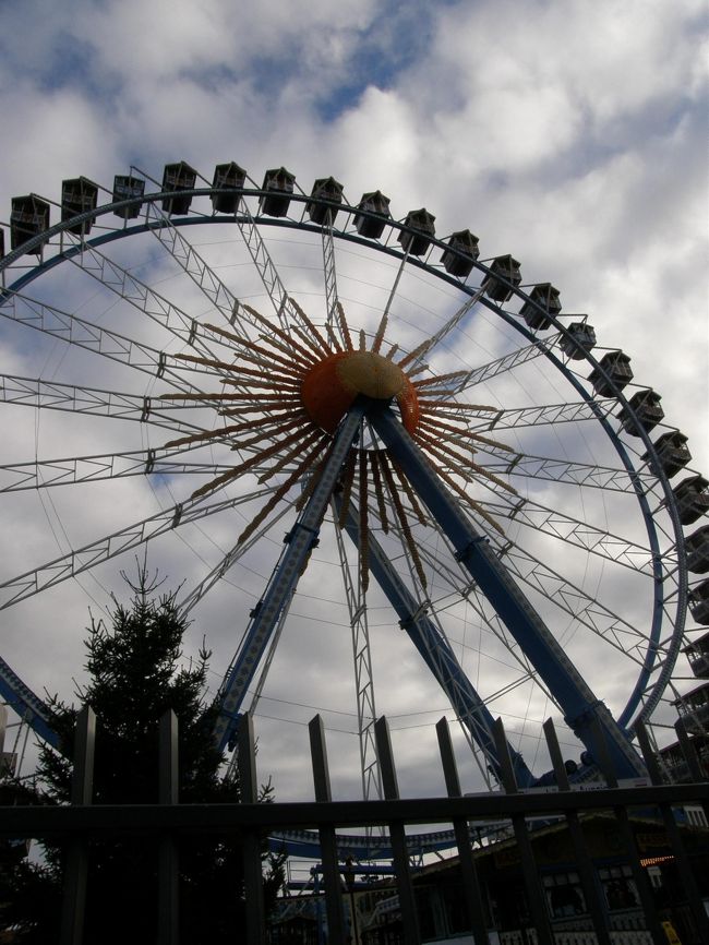 ポツダム広場に行く途中。<br />残念ながら停止中でした。<br />営業していたら乗りたかったのに･･･。