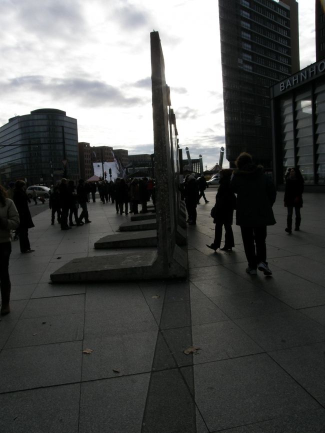 こんな薄い壁で街が、国が分断されていたなんて･･･。