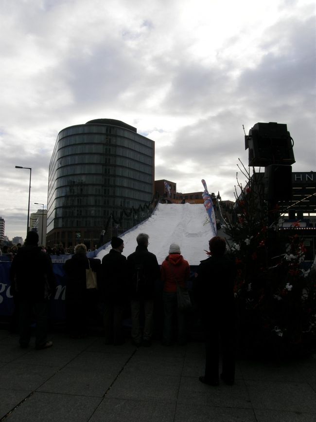 雪を積み上げて作られたスロープ。<br />子供たちがそりすべりをしていました。