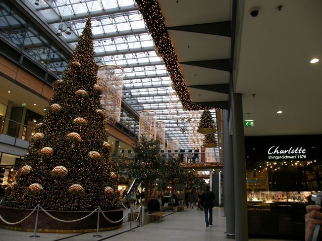 アルカーデンのクリスマスツリー。<br />すべてつや消しのゴールドでシックな飾りつけ。