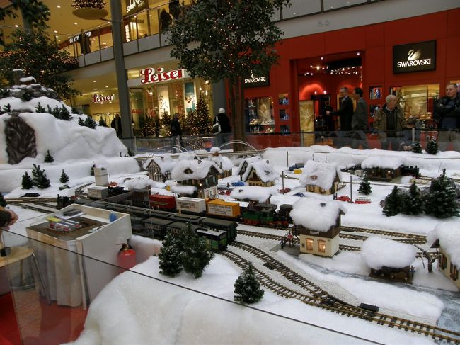 大人も子供もかぶりつきで見物していました。<br />家の中まで細かく作りこんであってびっくり！