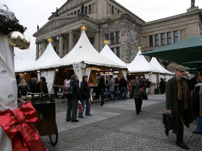 マーケット越しのコンツェルトハウス・ベルリン。