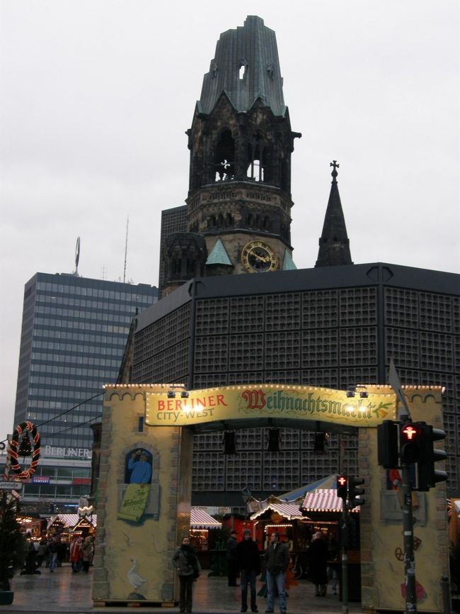 マーケット越しのカイザー・ヴィルヘルム記念教会。