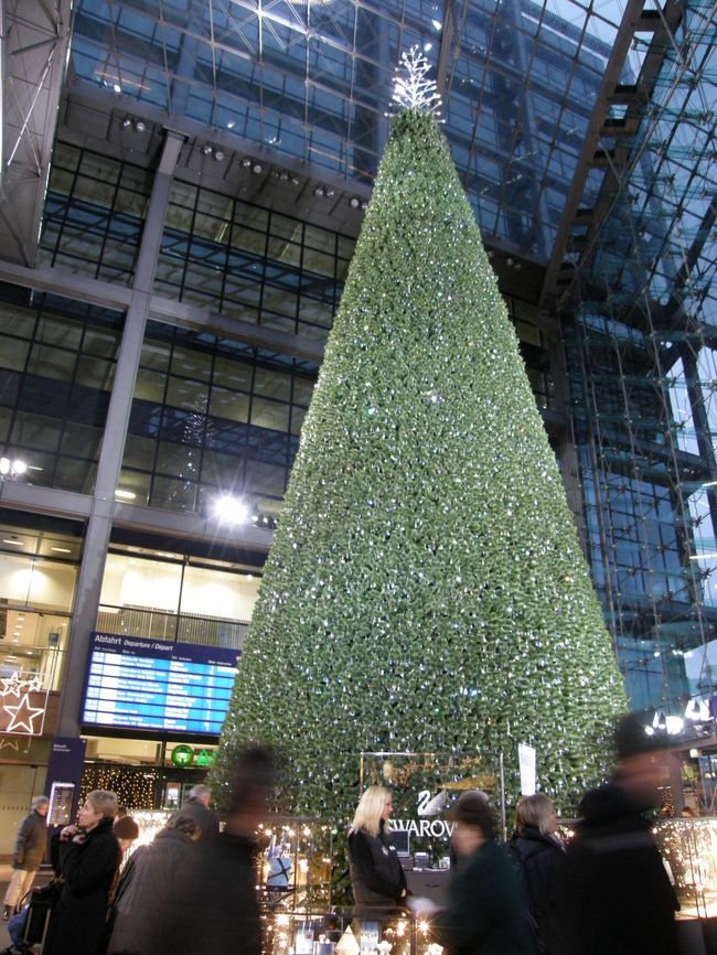 駅の構内にあったスワロフスキーのツリー。