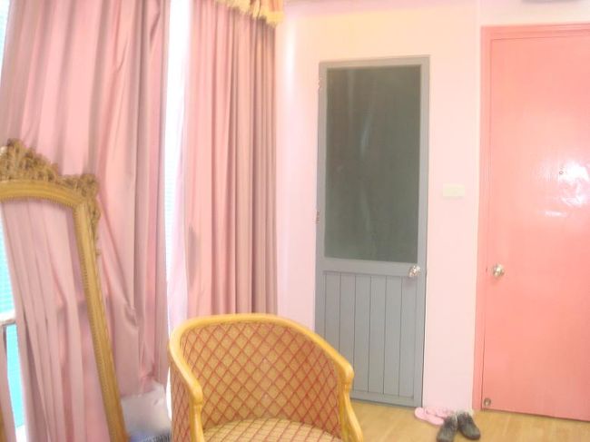 ずーっといた旧市街のホテルの部屋。