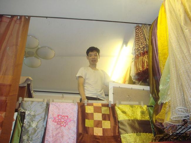 子供のパパ。つまりマイフレンドのご主人、ややこしい！布屋さんです。シルクが多い。きれいでしょ。