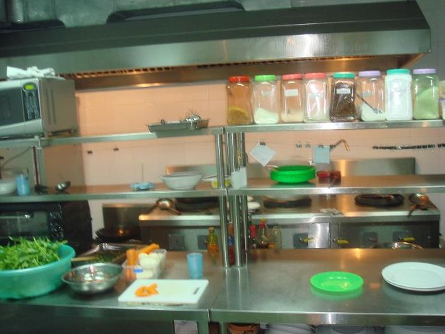 厨房をのぞいたところです。