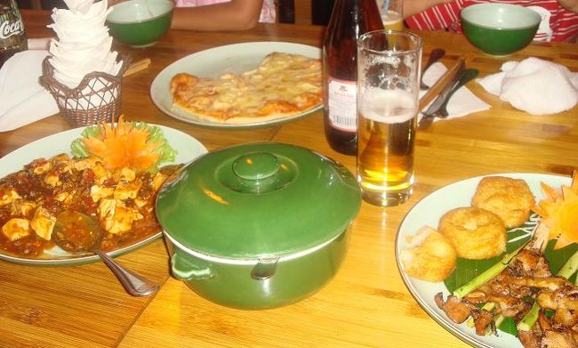 ディナーは、旧市街の、ＧＯＬＤＥＮ　ＦＩＳＨ．．．って名前だったと思う。豆腐の炒め物、土鍋のごはん、スパイシーチキン、みんなう、うまい！<br />雰囲気も良い。で、このあとの、