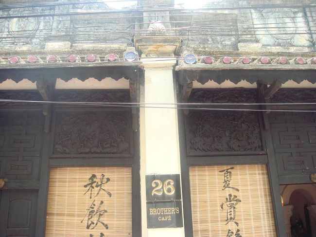 こちらは有名なブラザーズカフェ。ちゃいな〜たう〜んんん〜って感じですよね。