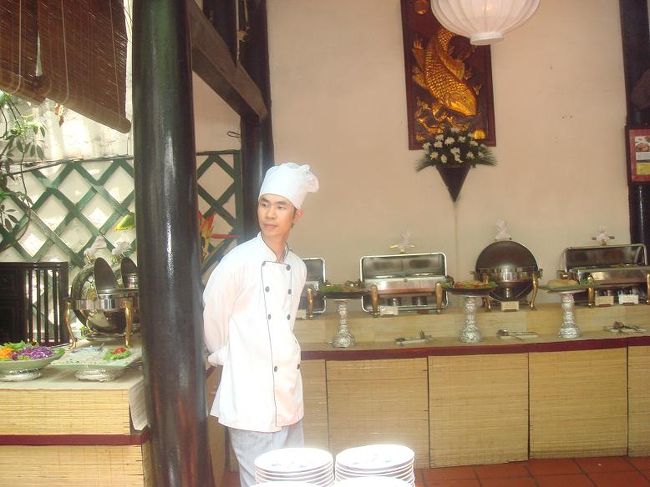 おそらく、メインシェフであろう。むむ、今日もいい入りだのう、って顔だなあ。私はもう、来ないかもね。悪いね。