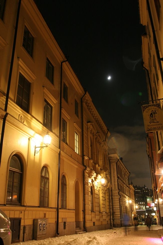 ガムラスタンにて<br />月が出ていました