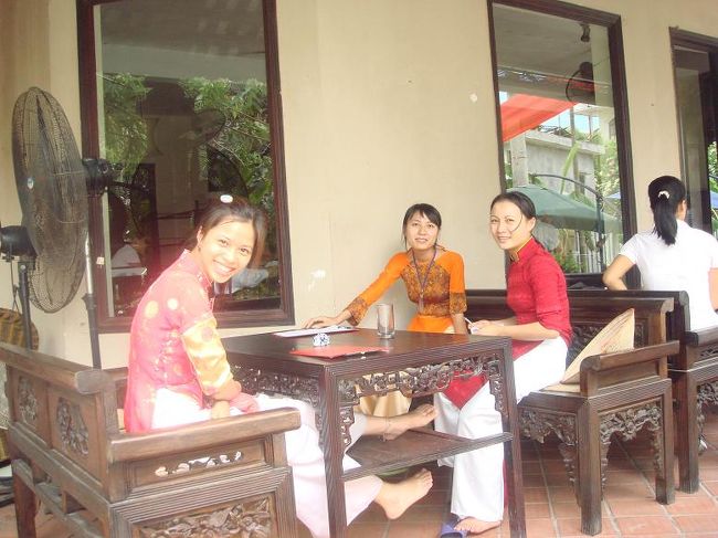 お嬢さん方は、タンロイ近くの有名レストランＳＥＮのスタッフ。