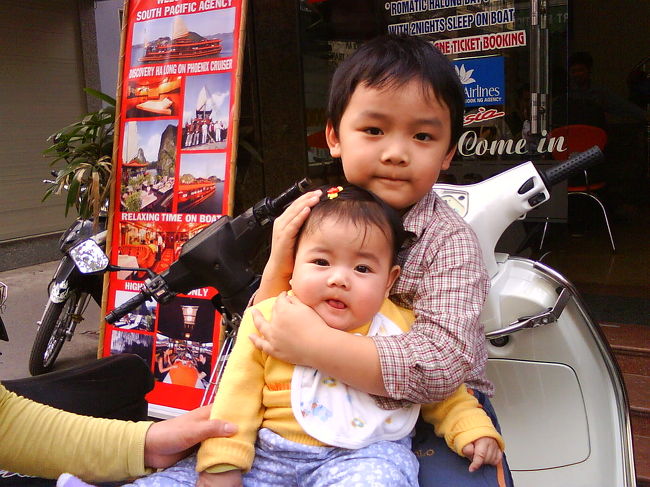 兄、メインといっしょに玄関前のバイクに座るようになったのね。