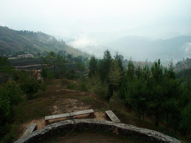 オプショナルツアー参加者は６名。まずはナガルコットへ行きました。カトマンズから３５ｋｍほどで、ナガルコットの標高２１００ｍの丘まで行くと、天気さえ良ければヒマラヤの山々を見渡すことができます。残念ながらこの日はあいにくの天気で、この通り何も見えませんでした。