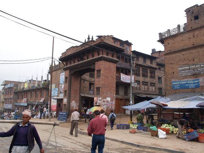 その後、バクタプルへ。バスを降りて、このゲートをくぐり町の中に入ります。