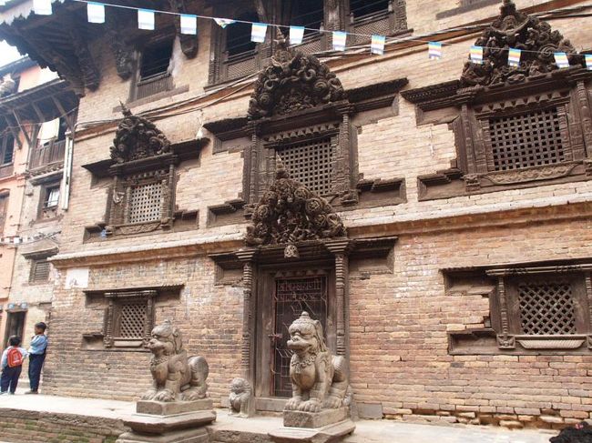 ネワール彫刻を施された建築物が数多くありました。