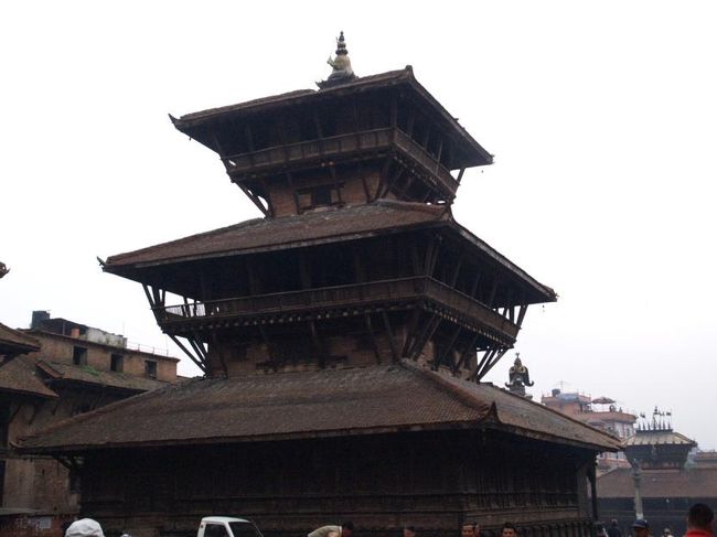 やがてタチュパル広場に出ます。この広場の中央には１４２７年に建立されたダッタトラヤ寺院があります。