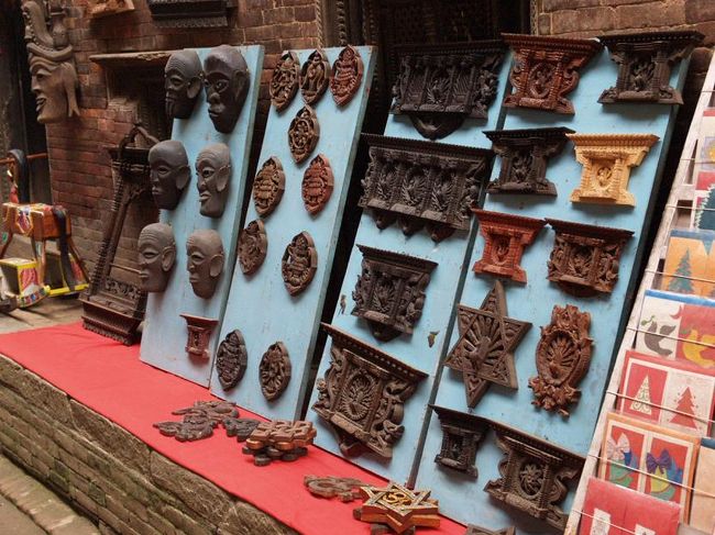 こんな木彫りの品を扱う土産物屋が多い。