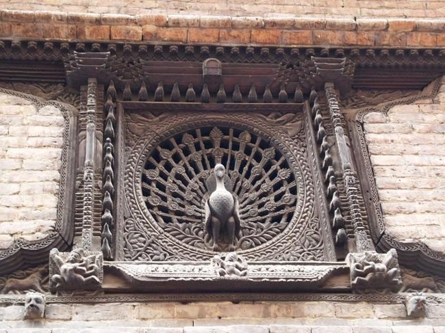 この孔雀の窓はネワール彫刻の最高傑作とされています。