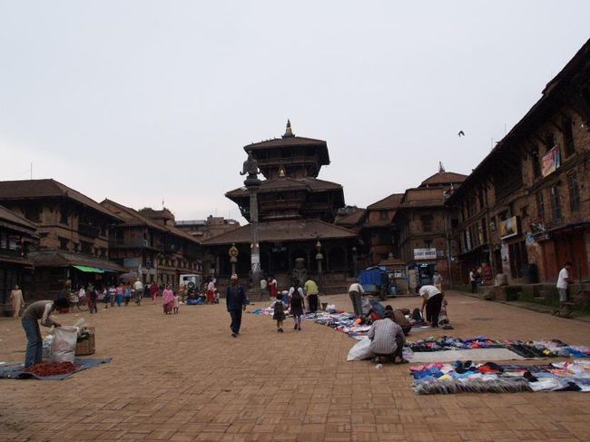 孔雀の窓を見てからタチュパル広場へ戻りました。正面はビムセン寺院。トウマディー広場へ向かいます。